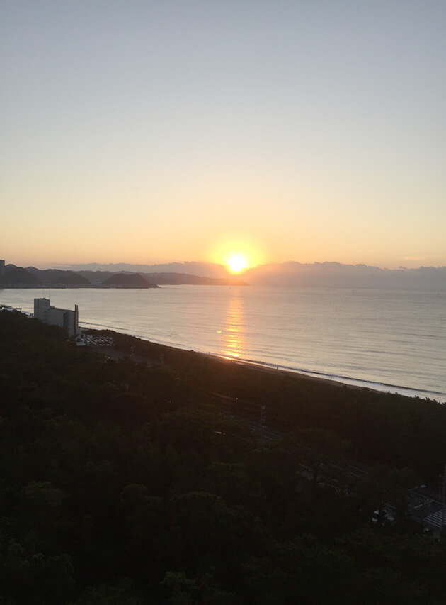 水平線に浮かび上がる日の出